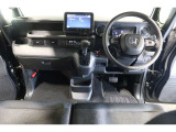 ドライバーを包み込むように、ディスプレーやスイッチ、コンソールを配置。座った瞬間から運転への期待が!空間そのものの心地よさにこだわっています。