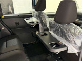 運転席&助手席のシートに簡易テーブル付きで後席のお子様の軽食などに便利です!