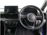 スタイリッシュなデザインのインパネ。各操作スイッチは使いやすい位置に配置されてます。
