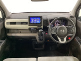 車内は光触媒抗菌消臭施工済です。スタイリッシュなデザインで暖かみのあるインパネ周りを演出します。グローブボックスやカップホルダーのほかにトレーなどたくさんの収納スペースが装備されています。