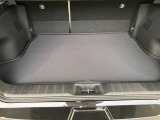 間口の広いトランク。ラゲージマットもついており、荷物も気軽に積めますね。