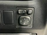 狭い駐車場で便利な電動格納ドアミラーが付いています。