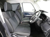 ゆったり室内で運転もしやすいです♪使い勝手の良い配置も考えられています!!