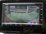 後退時に車両の後ろ側をモニター画面に表示します。車庫入れなどでバックする際に後方確認ができて便利です。車庫入れが苦手な人もこれで安心。