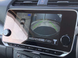 アラウンドビューモニターです。上空からお車の周りを見る感覚で表示されますので、車庫入れも安心です。