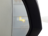 ブラインドスポットモニター装備。隣車線を走る車両を検知。ドアミラーでは確認しにくい後方、側方エリアに存在する車両や急接近してくる車両も検知しドアミラーに搭載されたLEDインジケーターが点灯します。