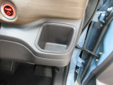 運転席右側の手の届きやすい位置にもドリンクホルダーがあります。