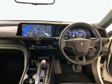 運転席周りのレイアウトをご覧ください。ナビゲーションが綺麗に装着されすっきり収まってますね!