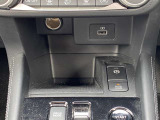 シガーソケット、USB充電が可能です。オートホールドもついて停車中が楽になります。
