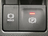 【電動パーキングブレーキ】パーキングブレーキは便利な電動式!ボタン一つで操作でき、アクセルを踏めば自動で解除されます♪レバーやペダルが無いので運転席廻りもすっきりしますね♪