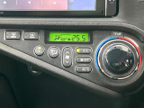 【オートエアコン】一度お好みの温度に設定すれば、車内の温度を検知し風量や温度を自動で調整。暑い&hellip;寒い&hellip;と何度もスイッチ操作をする必要はありません。快適な車内空間には必須の機能ですね♪