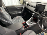 運転席と助手席の間のセンターコンソールにカップホルダー2つあります(^^♪