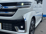 【LEDヘッドライト】悪天候や夜間走行時も良好な視界を確保し安心して運転できる高輝度LEDヘッドライトを装備!点灯速度が早く、消費電力も抑えられています。