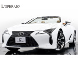 LC500コンバーチブル2021年式が入庫いたしました。スピンドルグリルと三眼フルLEDヘッドライトが織り成すフロントマスクは、クーペとはひと味異なる伸びやかな表情を見せております。