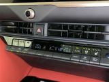 左右独立温度コントロールフルオートエアコンです。運転席、助手席それぞれで独立して温度設定ができます。冷え性の方が乗っても安心ですね♪