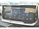 高精細10インチタッチスクリーンPEUGEOT i-Connectにより、情報操作を指先で直感的に行えます。スマートフォンをUSB接続すればAppleCarPlay、AndroidAutoもタッチスクリーン上でご利用いただけます