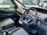 運転席も広々とゆったりしております。アームレストも装備しており快適にドライブしていただけます。
