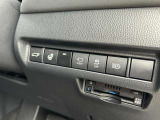 【オートライト】周りの明るさに応じて自動でヘッドライトの点灯・消灯ができる機能です!ライトの付け忘れ・消し忘れなどが無くなり、雨の日や夕方の走行も安心!トンネル通過時も便利ですね。