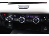 フルオートエアコンを装備しております。車内の温度設定だけでなくPM2.5にも対応した高性能集塵フィルターも装備しており車内はいつも快適空間です。