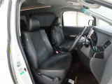 長時間の運転でも疲れにくいシートです。
