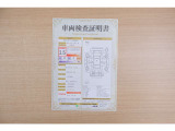 【車両検査証明書】店頭にて、クルマの状態が一目で分かる査証明書を公開中。トヨタ認定検査員が厳しく検査し、状態を点数と図解で表示しています。修復歴はもちろん、傷やヘコミの箇所や程度がご確認いただけます。