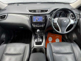 運転席廻りの画像です。操作スイッチ類もキレイな状態です。専門のスタッフが内外装を清掃・きめ細かい箇所までクリーニングしています