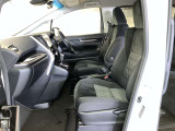 高いホールド性で運転姿勢が安定します。長距離ドライブでも疲れにくいのが魅力です。快適なドライビングライフをお送りください♪