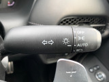 ■オートライト■車外の明るさに応じて、自動的にライトの点灯・消灯をしてくれます。トンネルが続くような道でも、いちいちライトスイッチを操作する必要がありません。消し忘れの心配もありません。