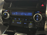 【左右独立オートエアコン】左右独立型、いわゆるデュアルエアコンです。運転席と助手席でそれぞれお好みの温度を設定可能です。
