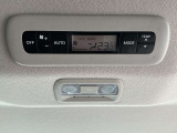 後席も車内の温度管理がワンタッチで簡単に出来るのがオートエアコンです。これでいつでも快適ドライブが出来ます!