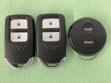 スマートキーを装備しています。鍵を差し込むことなくドアロックの開け閉めと、スタートボタン操作でのエンジンスタートができます。加えて、純正リモコンエンジンスターター用の操作キーもついています。