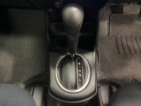 CVT車のセレクトレバーです。低速から高速まで、変速ショックのないスムーズな走りを実現するとともに、エンジン効率のよい領域を維持することで燃費にも貢献します。