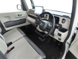 シンプルで使いやすいデザインの運転席です。