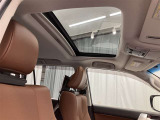 電動式のサンルーフついております 開放的に車内を明るく演出いたします