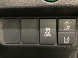 Hondaセンシング用の、VSA(ABS+TCS+横滑り抑制)解除と路外逸脱抑制機能のオンオフスイッチなどはハンドルの右側に装備しています。