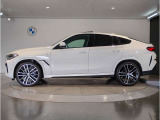 【拘りのFR】BMWが多く採用するFR車。ダイレクトでスポーティな加速感・シャープなハンドリングを実現。縦置きエンジンレイアウトにより、フラットで上質な乗り味です。