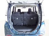 後席シートは分割可倒式です。乗せる荷物や乗車人数に合わせて片側ずつ倒すことが出来ます。