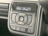 【オートエアコン】一度お好みの温度に設定すれば、車内の温度を検知し風量や温度を自動で調整。暑い&hellip;寒い&hellip;と何度もスイッチ操作をする必要はありません。快適な車内空間には必須の機能ですね♪