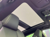 【調光パノラマルーフ】車内の解放感が一気に上がる大型パノラマルーフに調光機能がプラス!日差しが強い時、シェードを閉めなくてもガラスの透明度を調整することで心地よい明るさに♪