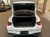 ゆったりとしたトランクルームでございます。たくさんのお荷物の車載が可能でございます。