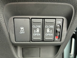 両側電動スライドドアです。リモコンや運転席スイッチ、ドアハンドルの操作で自動開閉。お子さまを抱きかかえている時や荷物の多い時などに便利です。