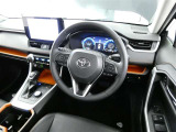 【運転席まわり】・・・ハンドルやシートなども隅々までクリーニング済み。キレイな車内でドライブがより一層快適にお楽しみいただけると思います。