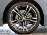 BMWの純正アロイホイールは軽量かつ強度にも優れているホイールで走行性能を引き上げる設計になっております。足元にもBMWは妥協がなくこだわっている個所になります。