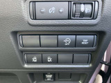 左右の電動スライドドア開閉スイッチです。運転席からも開閉操作が出来て便利です。