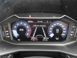 重厚感と安定感があり、同時にダイナミックさも備えるAudiの走り。機能やデザインが革新的なメーター。