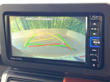 【バックカメラ】駐車時に後方がリアルタイム映像で確認できます。大型商業施設や立体駐車場での駐車時や、夜間のバック時に大活躍!運転スキルに関わらず、今や必須となった装備のひとつです!