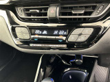 左右独立温度コントロールフルオートエアコンです。運転席、助手席それぞれで独立して温度設定ができます。冷え性の方が乗っても安心ですね♪