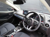 運転席のドアを開け、乗り込む際のイメージです。足元には純正フロアマットも敷かれています。