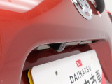 このお車はバックカメラが付いています。ナビをつければ連動できます。バックの操作が楽になります。