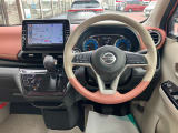 使いやすく安全な操作性と良好な視界を実現した運転席!